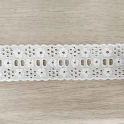 Broderie Band Flowers - Wit - 47mm