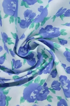 Katoen - Blue Roses on Light Blue