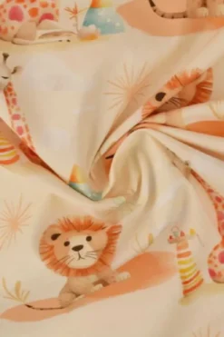 Katoen - Orange and Pink Baby Lion and Giraffe on Soft Yellow
